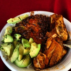 quelowat:  Comida del medio dia. Metan cuchara: Pollo guisado, arroz, habihuelas y mucho aguacate. Photo by Remo I just died at my desk.