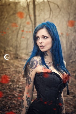 inblackphoto:  black corset in the wood modella: riae suicide 