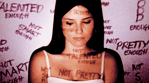 love-your-body-today:  É possível contar nos dedos quem são aqueles que nunca críticaram uma pessoa acima do peso. É possível contar nos dedos quem são aqueles que nunca julgaram uma pessoa pela aparência. A verdade é que a sociedade contribuiu