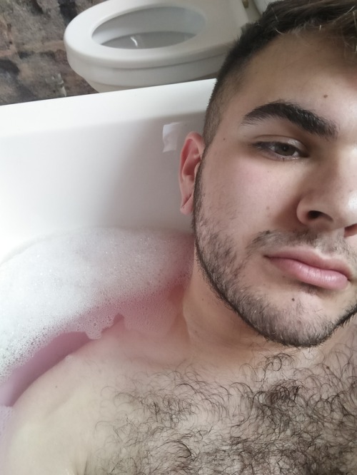 jigglyturk: When you got those rosey pink lips just like your bubble bath