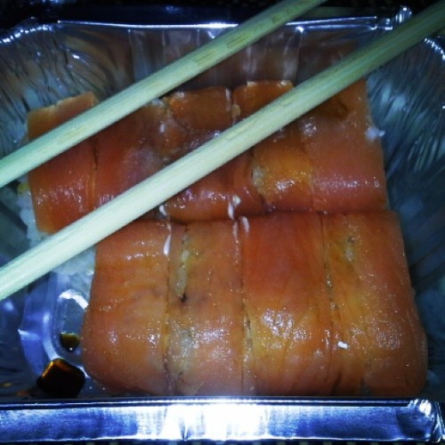 Confieso que he pecado Adicta al sushi de salmón #foodporn #castiguenme #soyculpable #arrozen