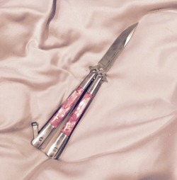 morbidnymphet: My new knife is so pretty 💕