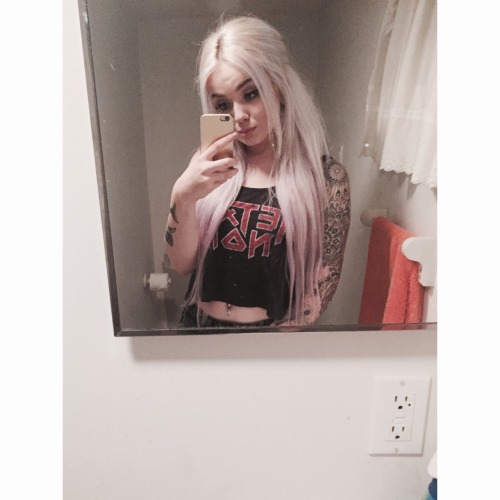 hounds0f-anubis:  Me being cute for the first time in a while the other night. My first outing partying sober!
