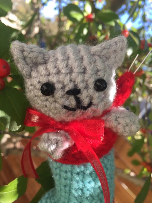 tamigurumi: My newest Neko Atsume Christmas ornament :) To make the cat, follow my pattern below. I 