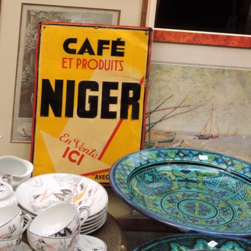 Bric-à-brac, marché du samedi, Apt, Vaucluse, 2016.Café Niger is (or was) coffee imported from the f