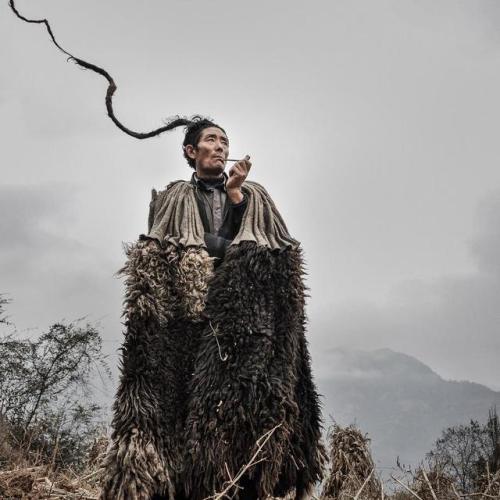 An Yi man smoking pipes