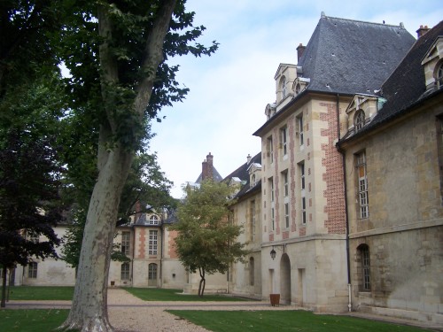 Découverte dépaysante de l'Hôpital Saint-Louis bâti par le même architecte Claude Vellefaux que la P