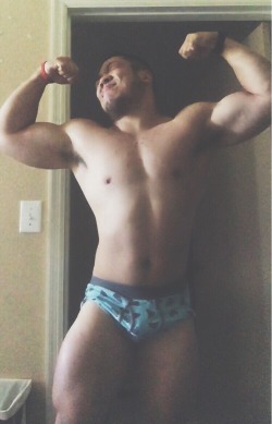 br00taldan:  gpoy, this is how i stretch, jk, front double bicep 