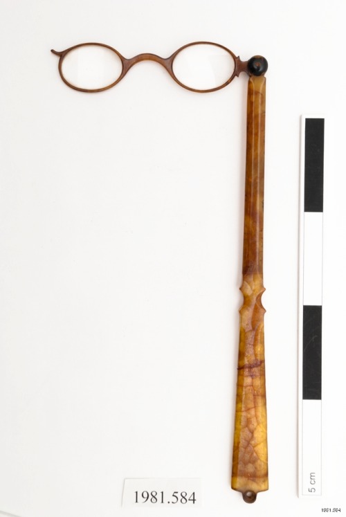 in-the-horniman:Everyone on the team here fancies a glass and horn lorgnette like this one! The spec