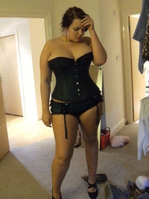 gogo-curves:  We have the largest database of real amateur curvy women!