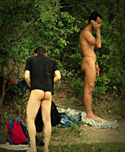 edcapitola:  peeking-out-males:  Peeking Out MalesSpy on dicks… with no risk of being caught!   Follow me and I’ll follow you … http://edcapitola.tumblr.com  