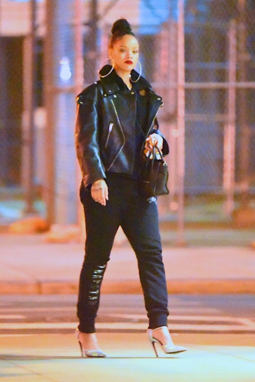 rihanna-infinity:February 2: Rihanna out in New York City.