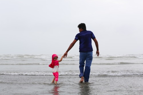 humansofnewyork:“I take her everywhere I go.”(Karachi, Pakistan)