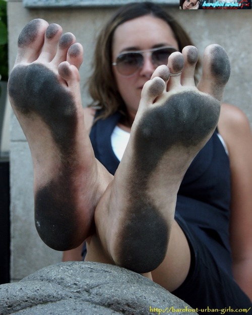 SIZZLING HOT UPDATE from BAREFOOT URBAN GIRLS!!!This week we have THREE encore sets of FOUR barefoot beauties: gorgeous superstar EYLUH (proudly displaying her luscious legs and her superb size 38EU/7.5US feet); Barefoot Urban Girl CLAIRE (fantastic