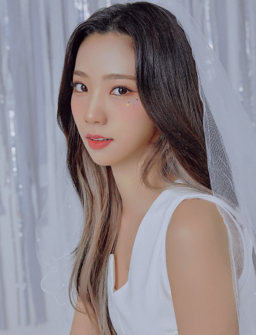 yeoreum universe photoshoot: light silver