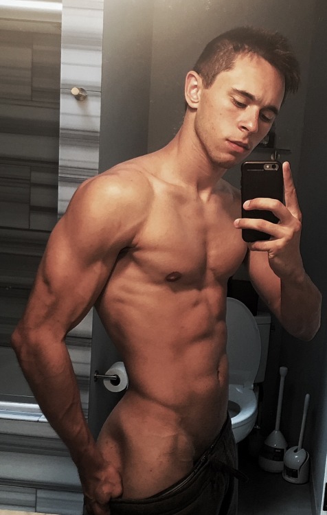 mas0nj4r: I can never get my arms and abs to look good in the same pic (ft. Some Side butt)