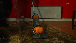 i-stare-sometimes:classicaldynamics:peachthatdrinkslemonade:classicaldynamics:sixpenceee:Vacuuming a