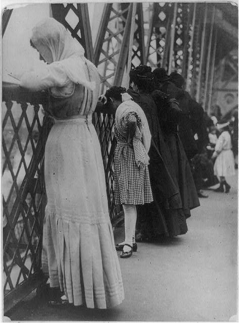 indypendenthistory:  Rosh Hashanah 1909 Praying on the Williamsburg Bridge, NYC