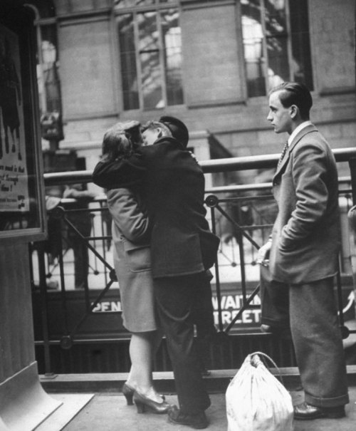 superbestiario:True Romance: The Heartache of Wartime Farewells, April 1943 by Alfred Eisenstaedt at