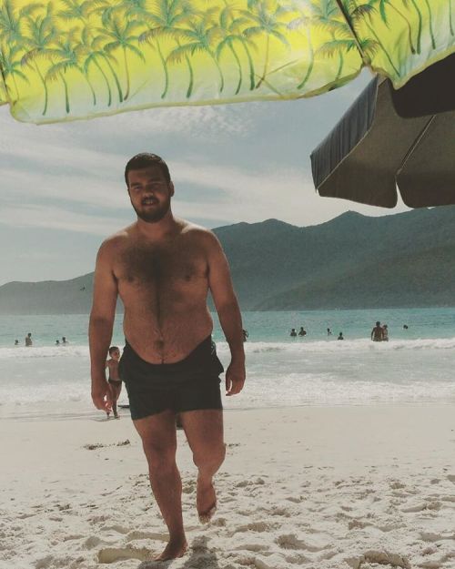 comumdedois:  #Fierce #Flawless #Beach #SunnyDay #Beautiful #Bear #Chubby #BearPride #HairyMan #HairyChest #HairyGay #BeardedGay #GayBear  (em As prainhas - Arraial do Cabo) 