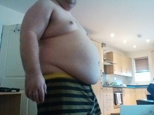 First pics in the new place! Realising how tight money is with rent and everything. Really hope I can gain despite that. If you’d like to help me become a superchub my PayPal is emptyhog@gmail.com your support would be very appreciated