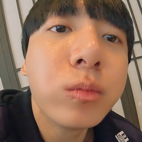 YOU GUYS IM CRYING HES SO ADORABLE ONE OF THESE DAYS ILL EAT HIS NOSE