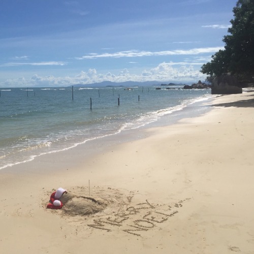 .
Couldn’t find any snow to build a snowman so I tried to make a Sand Santa.
Merry… Noel from Koh Samui