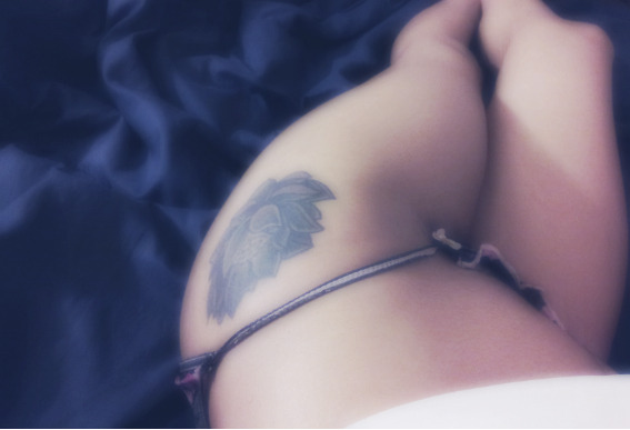 harleyhendrix:  Thigh Thursday?  Cut it out