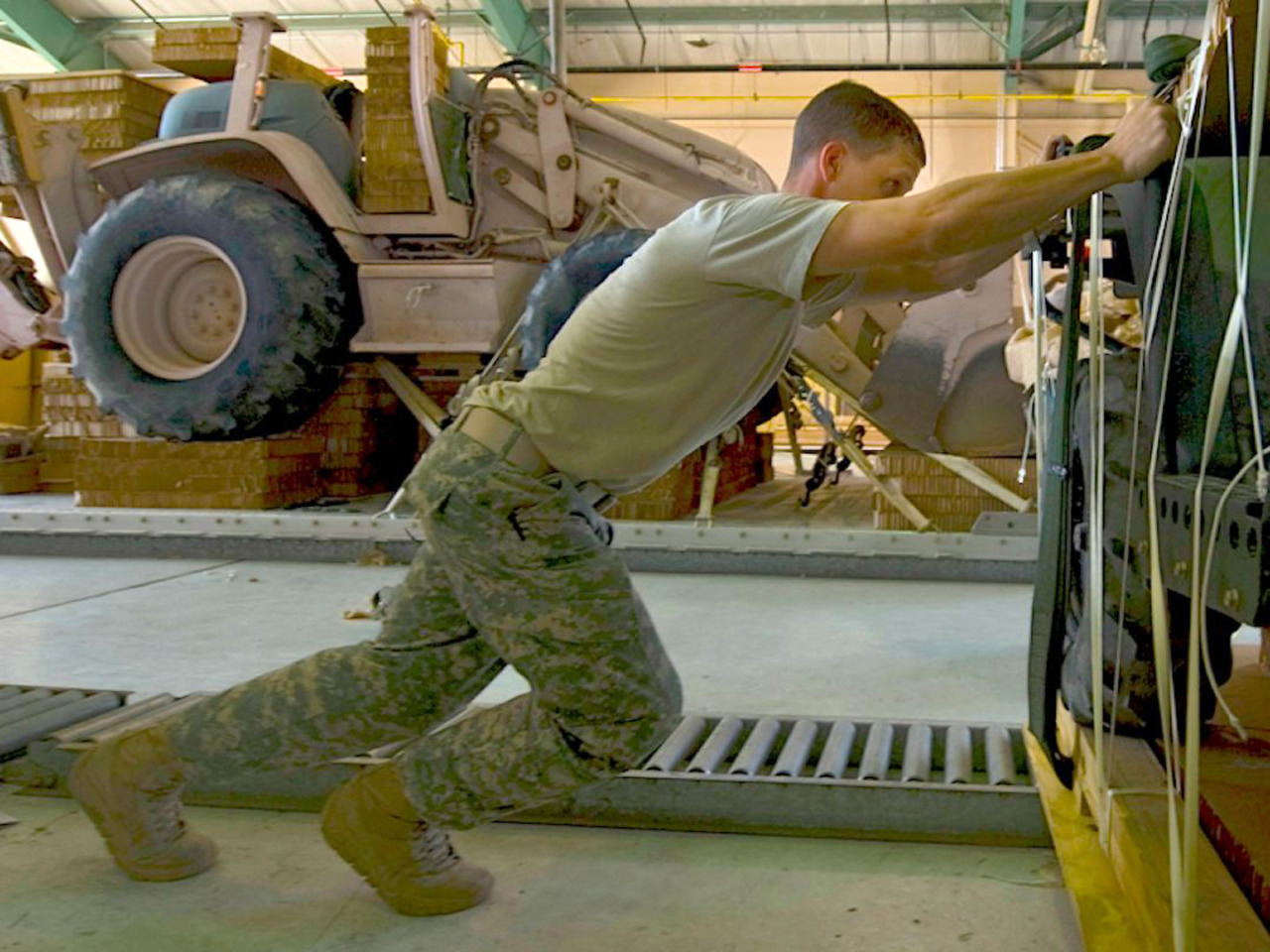 manly-muscular-machos:  MILITARY SERVICE:  Soldiers work hard during their time