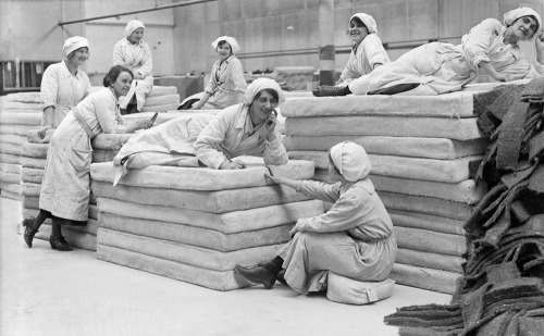 Workers at an asbestos mattress factory, 1914.