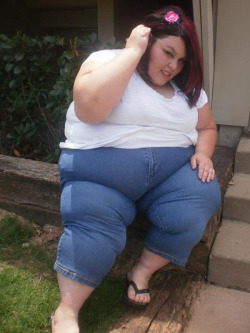 heywewantsomefatty:  Sunny’s belly in jeans