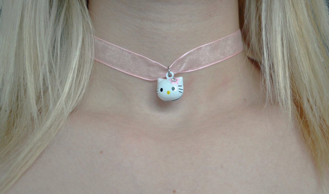 venus-nymphaea:cat-jewelry:  Hey there, Kitty! bell Choker cat jewelry  Omgomgomg
