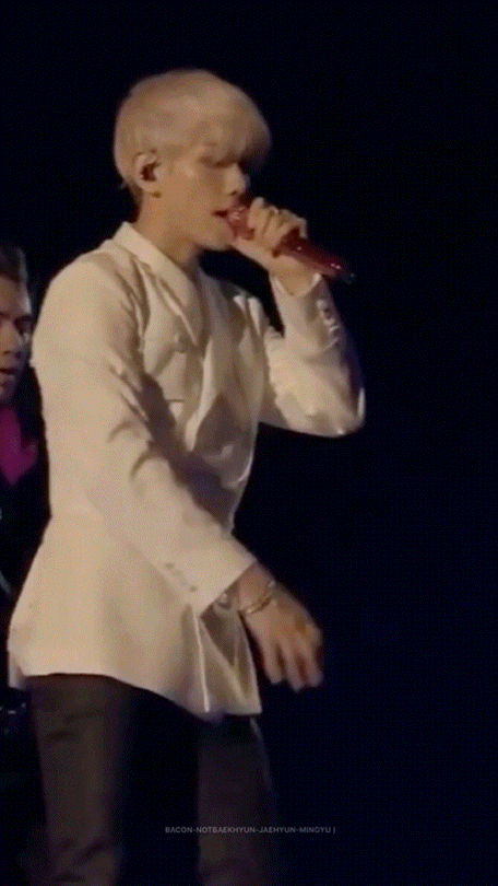 baconnotbaekhyun:Byun Baekhyun ft his LETHAL bodyrolls 😵+ please someone make
