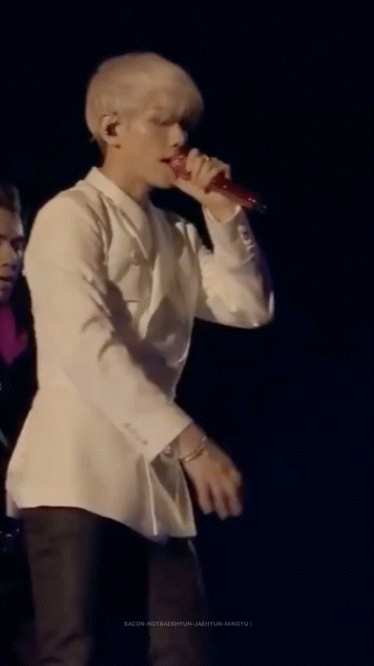 baconnotbaekhyun:Byun Baekhyun ft his LETHAL bodyrolls 😵+ please someone make