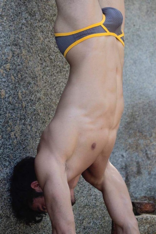 jockwholovesjocks:  I can do upside down.. 