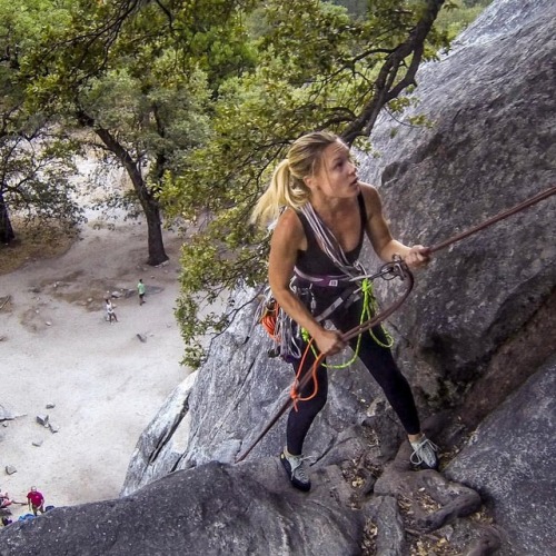 Keep holding on y’all! Weekend is almost here! #TBT—————————————— #womenwhoclimb #girlswhoclimb #s