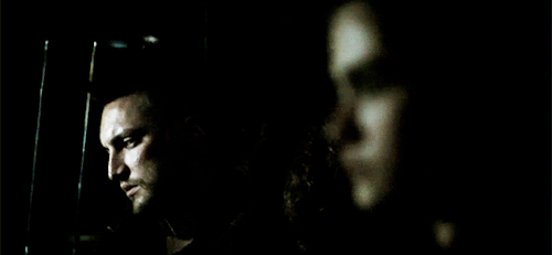 oui-ladybug:Clarke told her stories. 