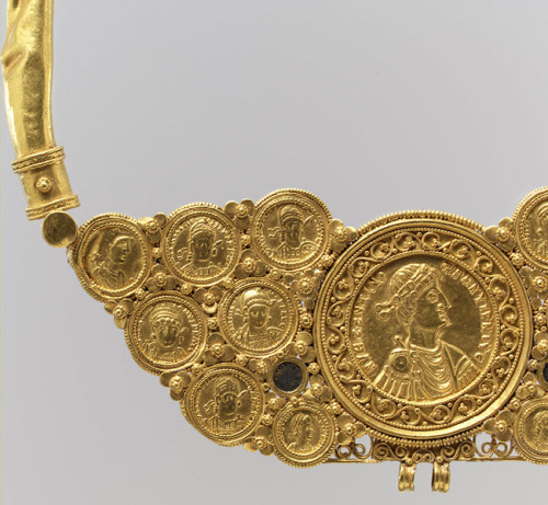 marthajefferson:  ancientcoins:  lamboowilson:  Pectoral with Coins and Pseudo-Medallion, ca. 539–550Byzantine; Said to have been found in EgyptGold with niello  On a similar point to yesterday’s post, we have an example here of a roughly contemporary