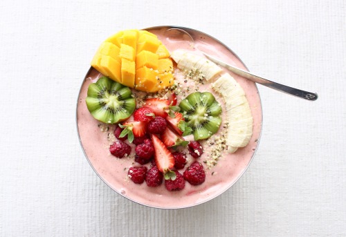 simone-cobley:sim’s smoothie bowlsfruit salad: mango, bananas, strawberries, kiwis, raspberries, blu