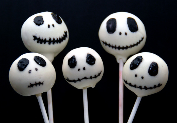 arp–87:  sixpenceee:  Adorable halloween themed cake pops found here. Be sure to