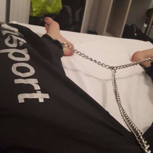 Have a good (secured) night ! #handcuffs #trakies #scally #legcuffs https://www.instagram.com/p/B1F