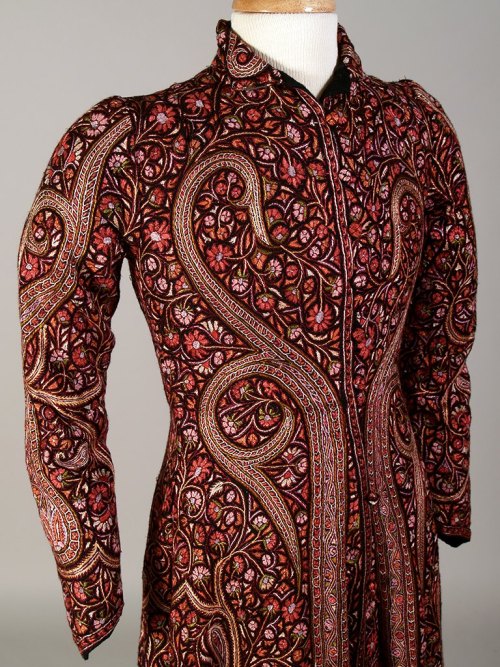 kimmariesembroidery:A pretty incredible piece of embroidery: Multicolored embroidered robe, Kashmiri