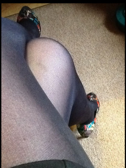 kate-nylonette:  Tights covered thighs! 