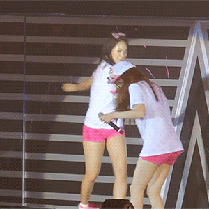 panda-yul:   ✩ yulti’s waterfight (cr. wing) (favorite yuri fancam for anonymous)  