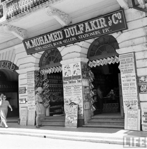 Singapore newsstand(Carl Mydans. 1941)