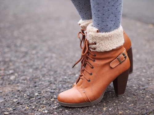 Brown fur lined boots and grey wool tights with black polka dots - Detail photo