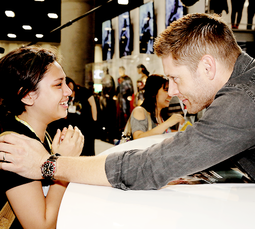 Jensen Ackles comforting a crying fan at the Supernatural Signing at SDCC 2015