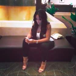 iseebigbooty:  fletchertrowan:  bombshellbootys:  Deelishis  …nice toes.  Just because we know.  That dent in that couch!!!