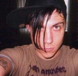 frankierodoesthings:  Frank iero and his emo struggles of 2008