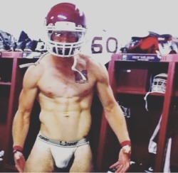 jacksnewdick:  swallowtown:  xxx   The Transfer Jock🏈.